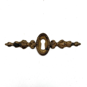 Key plate Brass Antique Curls and knots horizontal 115x34mm is a beautiful key plate made of brass with an antique finish in the Louis 14th style.